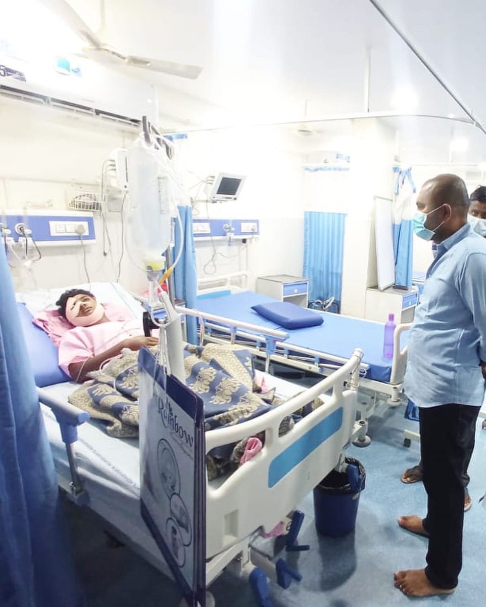 FoundationNalla's tweet photo. అనారోగ్య కారణాలవల్ల ఇటీవల హాస్పిటల్లో అడ్మిట్అయిన బ్రాహ్మణపల్లి సత్యనారాయణ గారిని మరియు ఇటీవల రోడ్డు ప్రమాదంలో గాయపడి హాస్పటల్లోఉన్న దాసరి అజయ్ ని హాస్పిటల్కి వెళ్లి పరామర్శించి మెరుగైన చికిత్స అందించాలని డాక్టర్లనుకోరిన టిఆర్ఎస్ రాష్ట్ర నాయకులు నల్ల మనోహర్ రెడ్డి గారు @KTRTRS https://t.co/totFmfToly