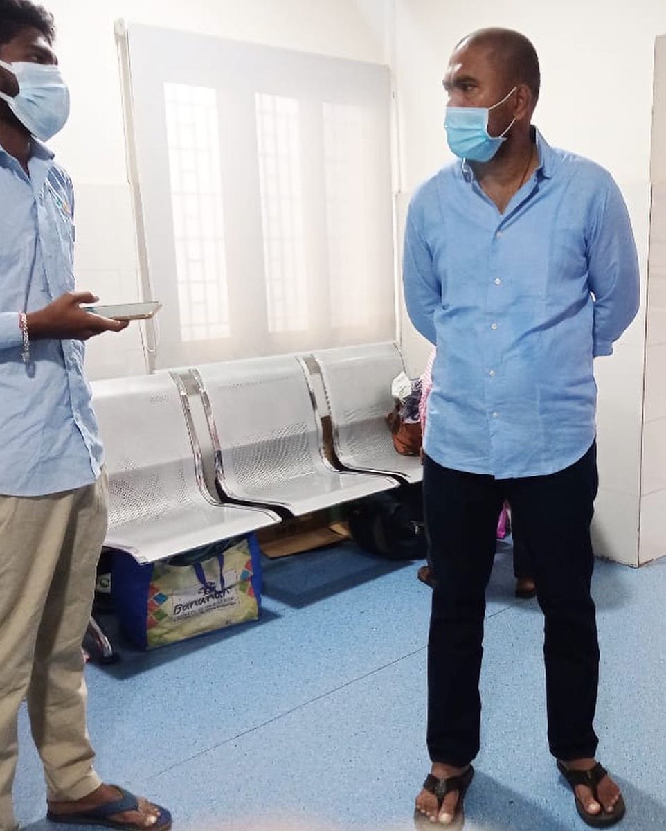 FoundationNalla's tweet photo. అనారోగ్య కారణాలవల్ల ఇటీవల హాస్పిటల్లో అడ్మిట్అయిన బ్రాహ్మణపల్లి సత్యనారాయణ గారిని మరియు ఇటీవల రోడ్డు ప్రమాదంలో గాయపడి హాస్పటల్లోఉన్న దాసరి అజయ్ ని హాస్పిటల్కి వెళ్లి పరామర్శించి మెరుగైన చికిత్స అందించాలని డాక్టర్లనుకోరిన టిఆర్ఎస్ రాష్ట్ర నాయకులు నల్ల మనోహర్ రెడ్డి గారు @KTRTRS https://t.co/totFmfToly