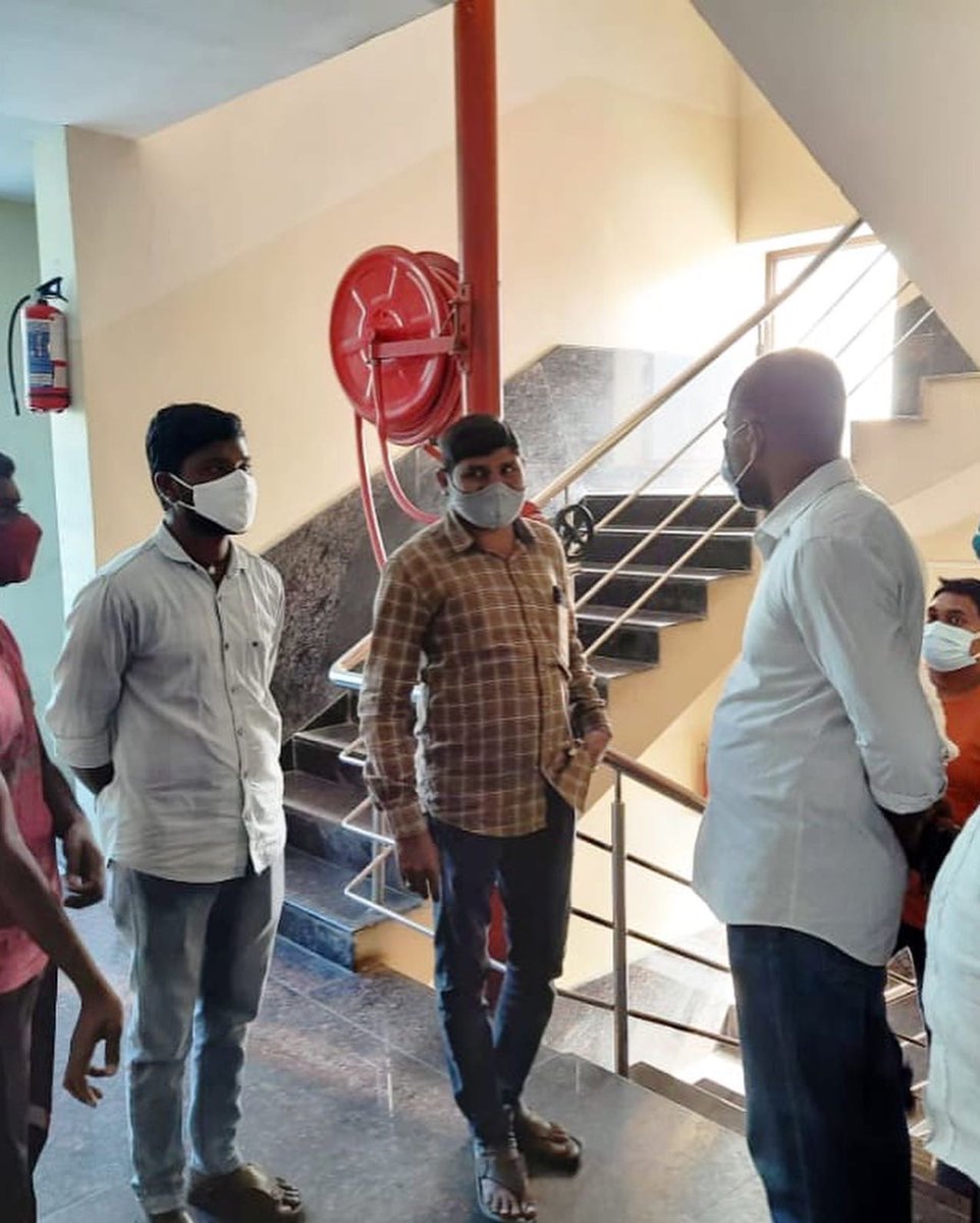 FoundationNalla's tweet photo. అనారోగ్య కారణాలవల్ల ఇటీవల హాస్పిటల్లో అడ్మిట్అయిన బ్రాహ్మణపల్లి సత్యనారాయణ గారిని మరియు ఇటీవల రోడ్డు ప్రమాదంలో గాయపడి హాస్పటల్లోఉన్న దాసరి అజయ్ ని హాస్పిటల్కి వెళ్లి పరామర్శించి మెరుగైన చికిత్స అందించాలని డాక్టర్లనుకోరిన టిఆర్ఎస్ రాష్ట్ర నాయకులు నల్ల మనోహర్ రెడ్డి గారు @KTRTRS https://t.co/totFmfToly
