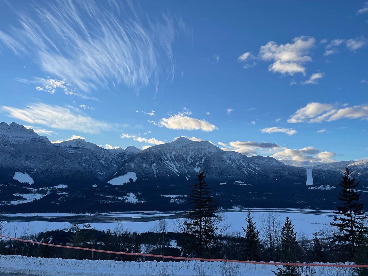 kclarke's tweet photo. Me to him: “Sell the house and all the material possessions. I’m never leaving here.” #Moonlight #mountaingirl #bluebird #sunsets #workhard #skihard https://t.co/bMyx5ai6lJ