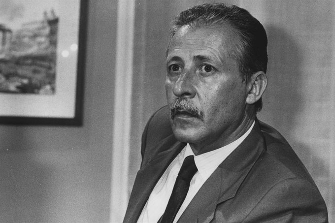 Antonio79B's tweet photo. "Palermo non mi piaceva, per questo ho imparato ad amarla. Perché il vero amore consiste nell'amare ciò che non ci piace per poterlo cambiare".

Oggi nel 1940 nasceva il magistrato #PaoloBorsellino.

#19gennaio. https://t.co/Gv25QO1n46