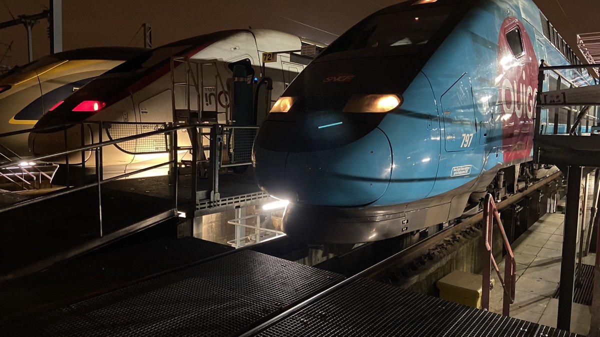 marclystgv's tweet photo. Les rames se préparent 7831 directîon le sud https://t.co/IoQ2Sl5wfE