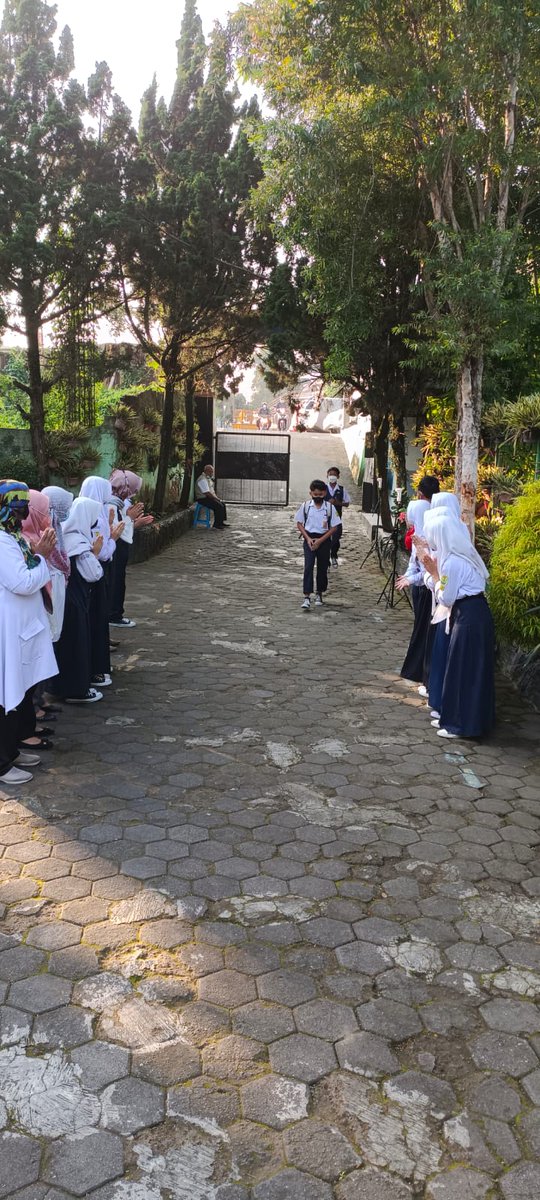 smpn19bdg's tweet photo. sebuah sapaan bisa menjadi langkah awal untuk komunikasi dan memunculkan perasaan saling memahami, yang lebih baik. 
Menyapa atau mengucapkan salam bertujuan untuk menciptakan sebuah interaksi positif.

Inilah kegiatan 5S hari ini. https://t.co/VSRLrzVq7A