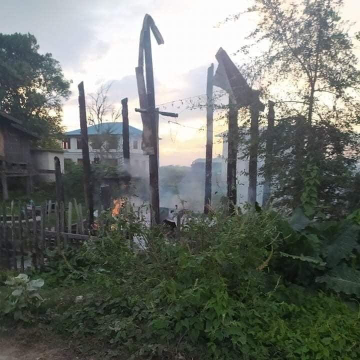 ZUNPYAEOO's tweet photo. In Sagaing's Katha Tsp, Inn Vlg: The house of a CDMer Vlg administrator was set on fire by #MyanmarMilitaryTerrorists today early morning.  #2022Jan19Coup #CrimesAgainstHumanity #WhatsHappeningInMyanmar https://t.co/Wb7jyRgypY