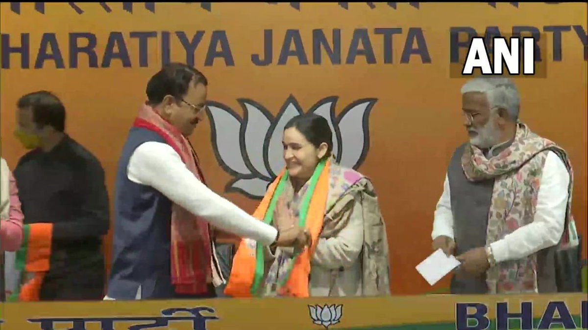 LaljiPatelBJP's tweet photo. BIG BREAKING:- 

मुलायम सिंह यादव की छोटी बहू अपर्णा यादव ने भगवा ग्रहण किया 🚩 #AparnaYadav https://t.co/ay9G0DKMaf