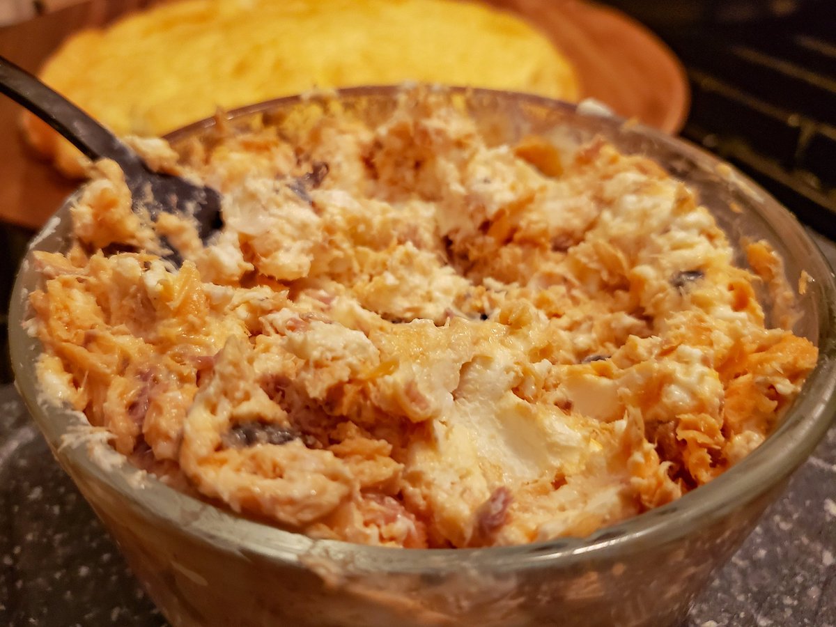 theMEATofit's tweet photo. #Cloudbread w/ a #schmear! #Creamcheese & wild salmon (canned). Next time: sugar-free #lox. I used to love a #bagel, but this is better! Looks weird, but this is a #NYC delicacy made #keto! 🥯🥚
#breadless #nobread #bread #creamcheese #animalbased #ketodiet #diet #cooking #food https://t.co/NhA9s9rhJy