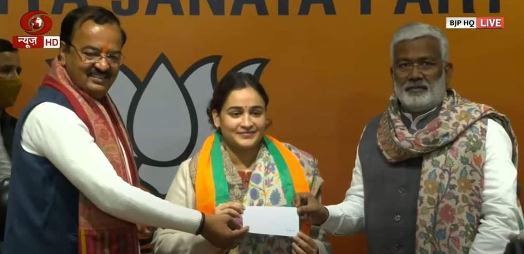 Uputtrakhandne2's tweet photo. #दिल्ली- भाजपा में शामिल हुईं अपर्णा यादव,UP भाजपा अध्यक्ष स्वतंत्र देव सिंह और DCM केशव मौर्य ने दिलाई सदस्यता,केंद्रीय ��ीम से सिर्फ अनिल बलूनी रहे मौजूद.. https://t.co/XUwC3Y3iZQ