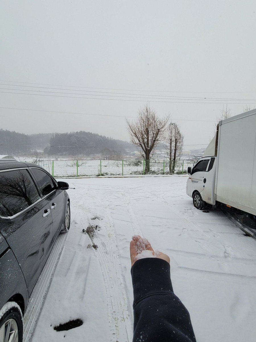 beomitin's tweet image. tyunning en la nieve ♡