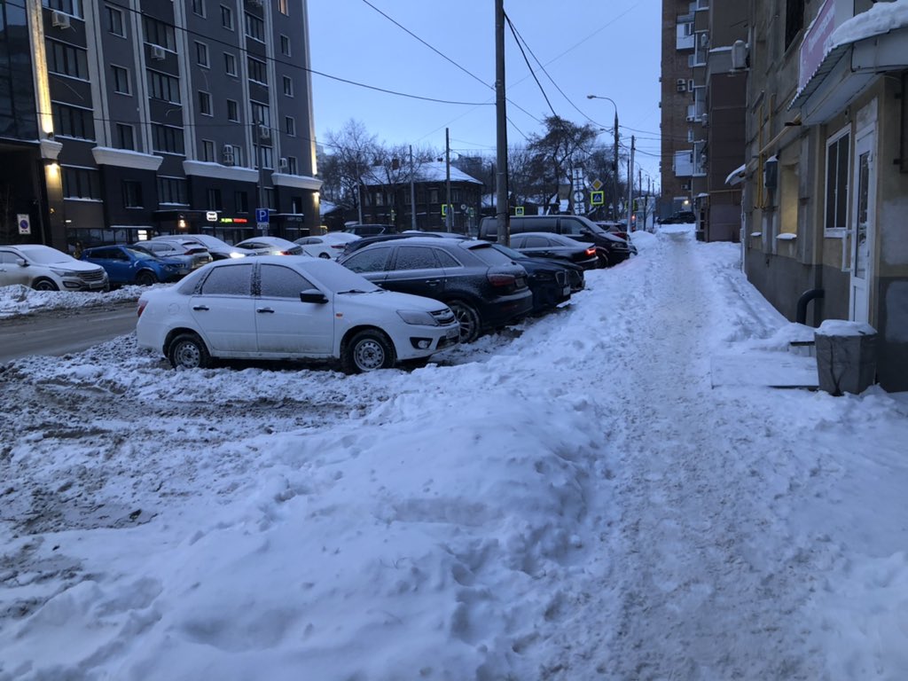Rabochaya85's tweet photo. @BobrovskajaJ @SamMobilePriem @DepGorHozSamara @MP_Blago63 @MP_Blago63 @DepGorHozSamara парковка так и не была убрана во вторник, когда была свободна от автомобилей! И так постоянно происходит. 
@SamMobilePriem просим оказать содействие в уборке ПАРКОВКИ и ТРОТУАРА сегодня. https://t.co/rPkwAOKbnE