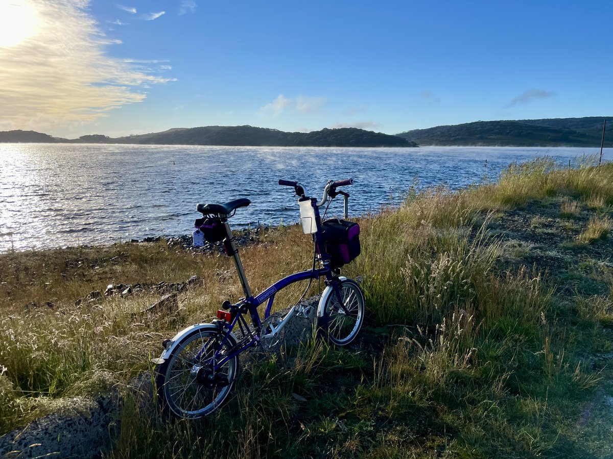 daynaa2000's tweet photo. Also from this morningโs ride.
Only mildly interrupted by the re-surfacing road works currently underway. Last week they were working in 45C heat, this morning 3C felt like 1C!
#SoSmooth #ThanksTeam #AllWeatherWorkers #MyBrompton #MadeForEscaping https://t.co/l0o8ktGrPs