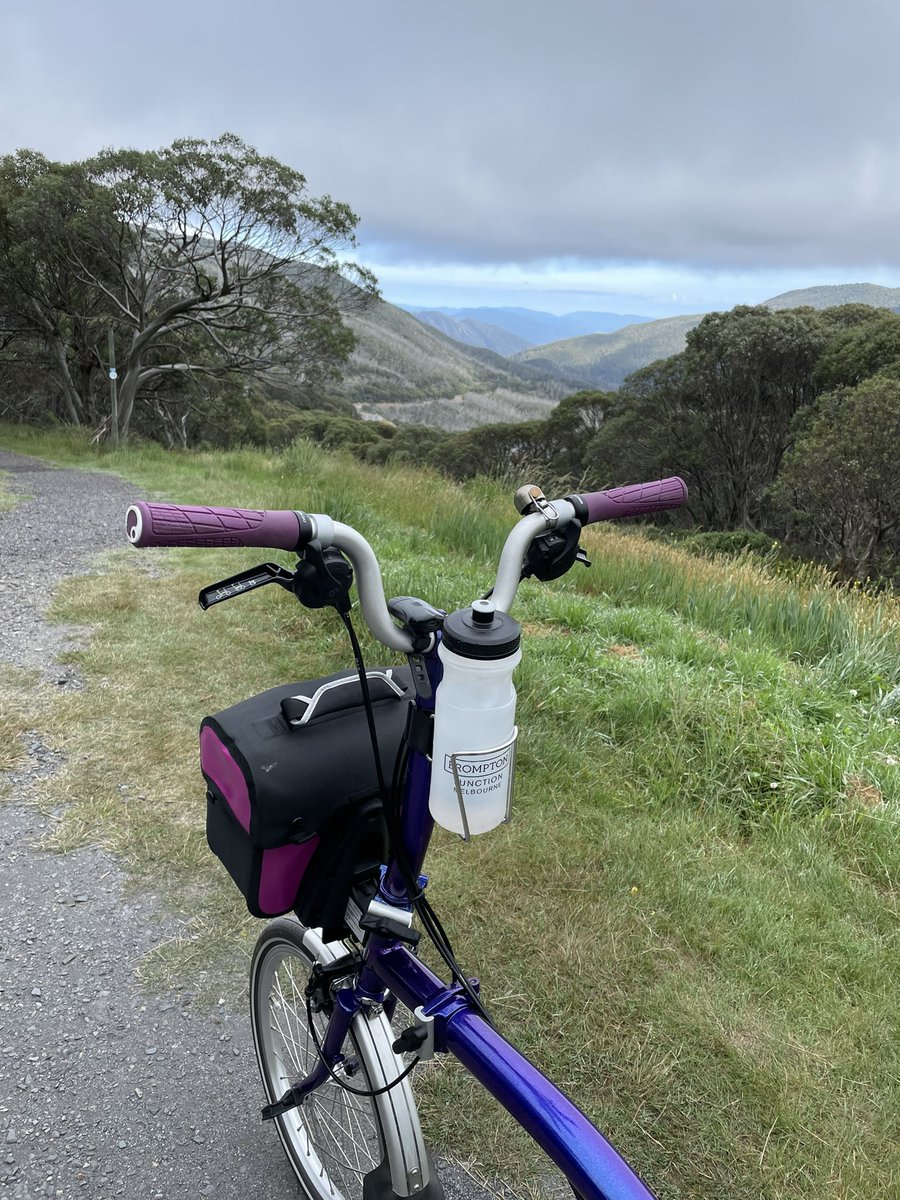 daynaa2000's tweet photo. Also from this morningโs ride.
Only mildly interrupted by the re-surfacing road works currently underway. Last week they were working in 45C heat, this morning 3C felt like 1C!
#SoSmooth #ThanksTeam #AllWeatherWorkers #MyBrompton #MadeForEscaping https://t.co/l0o8ktGrPs