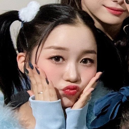 ezakiarchive's tweet photo. she is the personification of this emoji 😚 https://t.co/JzdeVzJ8iz