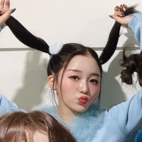 ezakiarchive's tweet photo. she is the personification of this emoji 😚 https://t.co/JzdeVzJ8iz