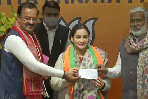 NirbhayNewTimes's tweet photo. समाजवादी पार्टी के संरक्षक यादव की बहू अपर्णा यादव बीजेपी में शामिल।इस मौके पर डिप्टी सीएम केशव प्रसाद मौर्य भी रहे मौजूद। बीजेपी में आने के बाद अपर्णा ने कहा कि मैं हमेशा से पीएम मोदी से प्रभावित रहीं हूँ। राष्ट्र मेरे लिए सबसे पहले है, मैं अब राष्ट्र की अराधना करने निकली हूँ। https://t.co/2oMCMVaAjb