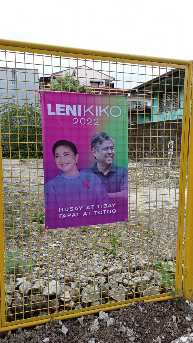 chaogeorge's tweet photo. Ang aming mga pink parol ay nakasabit pa rin. Kaya nakatutuwang makakita isang umaga na ang tapat-bahay ay biglang magkakabit na ng #LeniKiko2022 sa bakuran. Sabi nga nila: tumindig ka at may titindig sa tabi mo. Ito na yun. 😊🌸 May pag-asa ang Pilipinas.
#KakampinkWednesday https://t.co/mDtAoBGhy4