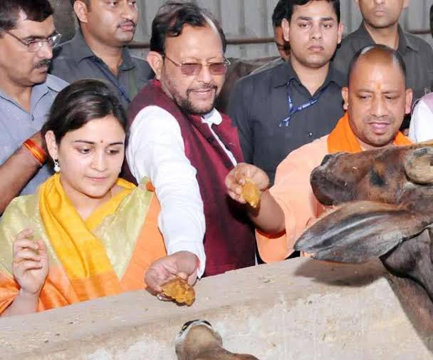 KeshavPatel007's tweet photo. सपा:- बीजेपी से हम तुम्हारे घर की दीवार गिरा देंगे।
(स्वामी प्रसाद मौर्य जॉइन सपा)
बीजेपी :- सपा से हमने तुम्हारा घर ही गिरा दिया। 
(अपर्णा यादव जॉइन बीजेपी)
#ho_gya_khela_2022 😂😂 https://t.co/BtTMK1nNXA