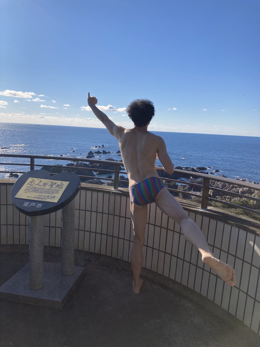 小島よしおさんが子供に人気なのは 裸で絶叫しながら踊るおじさん が面白いからであって 彼の学歴とか頭がいいとかそんなの関係ない Togetter