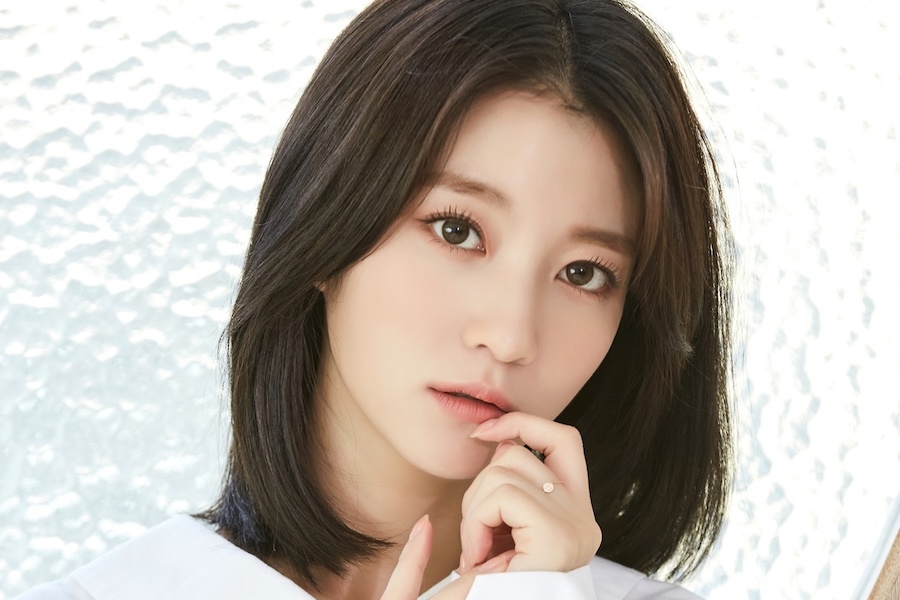 soompi's tweet photo. #OhMyGirl's #Binnie Changes Stage Name
https://t.co/8SP3SaIgB1 https://t.co/rMC6L6nKUh