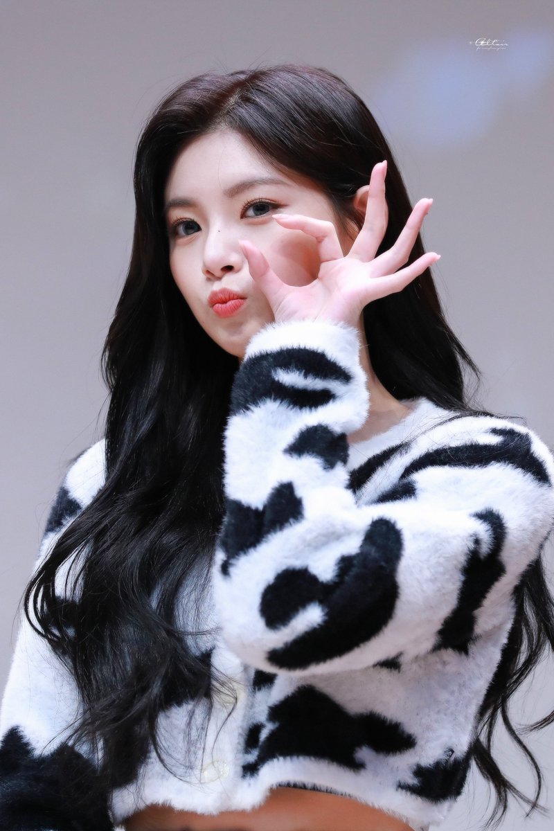 Altair1229's tweet image. 220115 팬싸 

#이런 #왕이런 #王怡人 #YIREN
#EVERGLOW #에버글로우