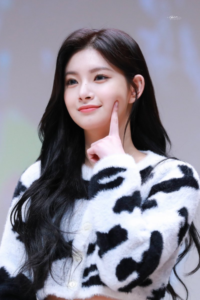 Altair1229's tweet image. 220115 팬싸 

#이런 #왕이런 #王怡人 #YIREN
#EVERGLOW #에버글로우