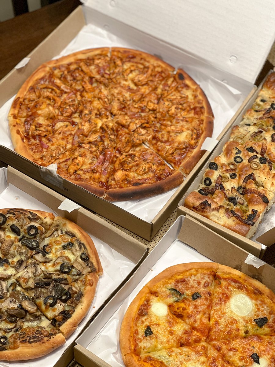 Thank you @zojamal for beautifully capturing your drool-worthy, BPC feast last night. Seen here is our Pulled BBQ Chicken Pizza, Mushroom &amp; Olives Pizza, Margherita Pizza, and Onion &amp; Olive Focaccia. 🧡

#Bangalore #Pizza #FamilyDinner #ItalianFood #Focaccia