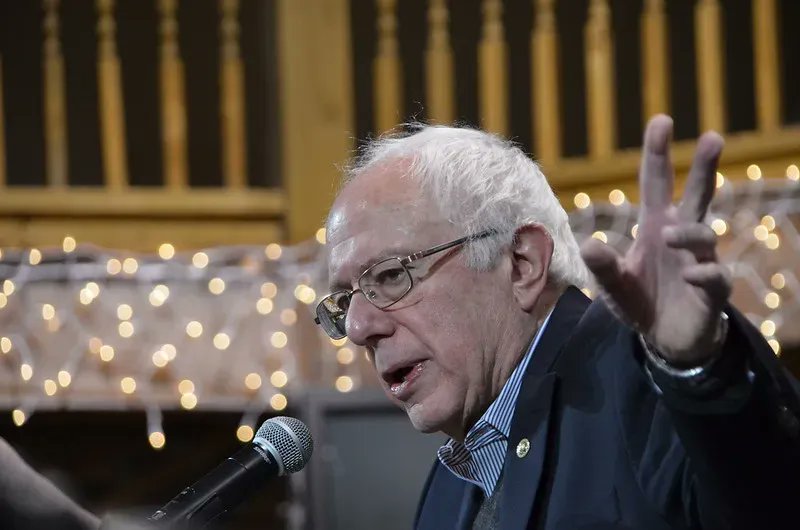 6 år siden i dag: Bernie Sanders i Fort Dodge, Iowa. «Den uunngåelige kandidaten ser ikke like uunngåelig ut lenger. Jeg er glad for at hun slår [Trump] med 10 prosent nasjonalt, og jeg er glad for at jeg slår ham med 15.» #sirkuset (s.182) Bok på salg: ampol.no/sirkuset