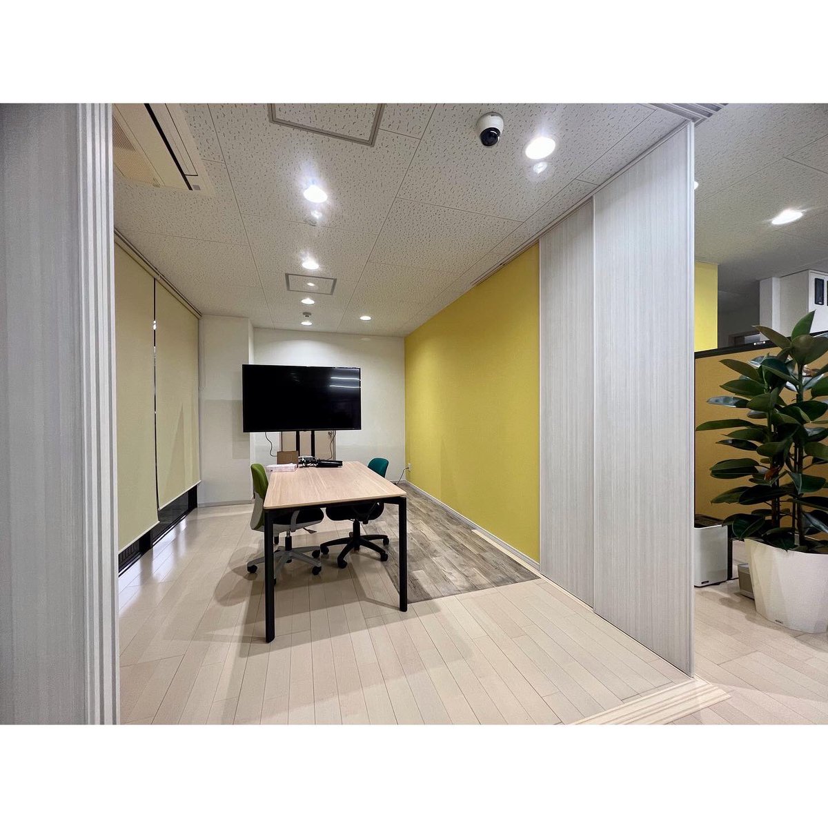 uniteboard's tweet photo. 〈Udoors オフィス間仕切り設置工事〉

天井高の大開口でも
柱を立てずにしきることができます。

使わない時は、壁際へ納まる設計に。

戸車仕様の為、開閉もスムーズです🌟

#オフィス #オフィスパーテーション #会議室 #パーテーション #ものづくり #Udoors #間仕切り #建具 #壁 https://t.co/8Ek97NYL1s