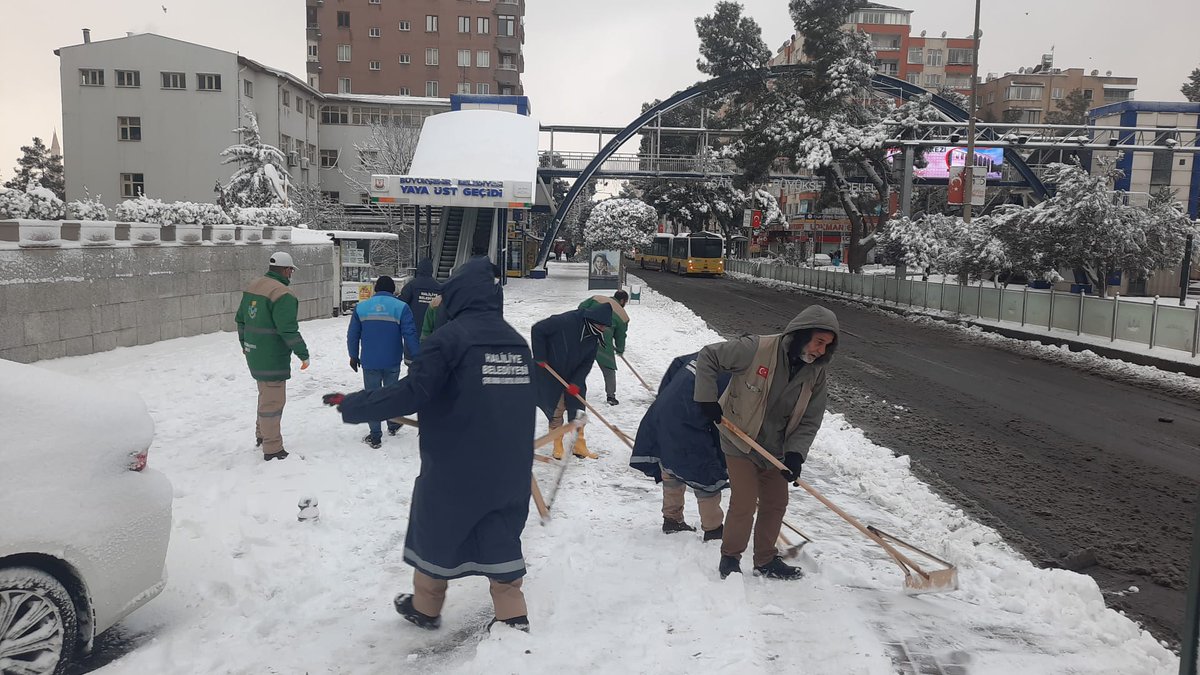 haliliye_bld's tweet photo. Kar temizleme çalışmalarımızı vatandaşlarımızın yoğun bulunduğu güzergahlarda hummalı şekilde devam ettiriyoruz.

@mcanpolatnet https://t.co/cVKRFXBqAw