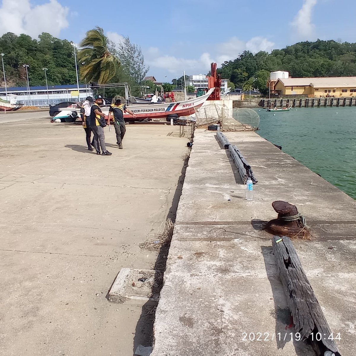 Lawatan Tapak oleh <a href="/JKRBangunanTrg/">JKR Bangunan Terengganu</a> dan <a href="/jkrktganu/">JDKT</a> ke Akademi Perikanan bagi tujuan penyediaan laporan awalan forensik geoteknik untuk skop pembaikan 'quaywall' <a href="/JKRMalaysia/">JKR Malaysia</a> <a href="/JKRTerengganu/">JKR Terengganu</a> <a href="/yusufghani200/">تذكرة</a> <a href="/MFahmi2nd/">Nur Fahmi</a> <a href="/csfbjkr/">CSFB JKR</a> <a href="/ckipjkr/">CKIP JKR Malaysia</a> <a href="/CkgJkr/">JKR~CKG~Siasatan Tapak</a> #UPFN #bhgbangunan #jakb