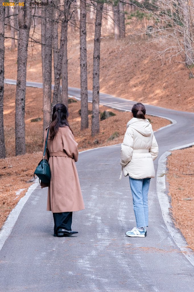 sjh_hyun's tweet photo. The back view of Seunjoo and Mira aka my two queensβ€οΈ
#ShowWindowFinalEp
#ShowWindow
#ShowWindowTheQueensHouse
#μΌμλ #μΌμλμ¬μμμ§
#JeonSoMin #μ μλ―Ό https://t.co/pBIpSAOi9Z