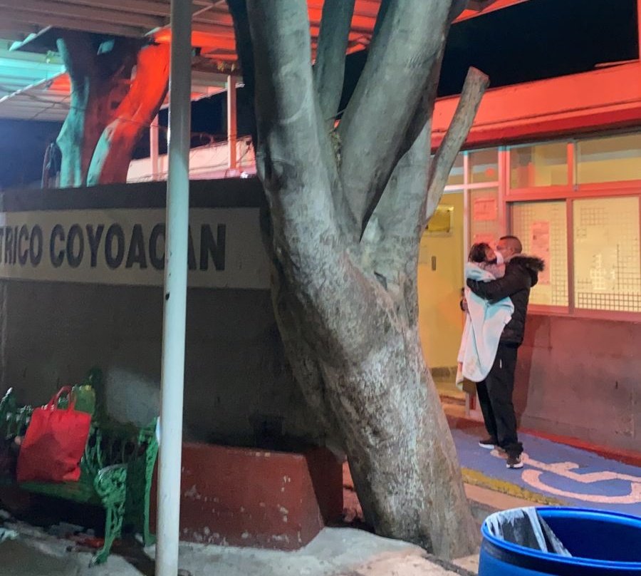 LiveReportmx's tweet photo. Falta de profesionalismo Dr. encargado del Hospital Pediátrico de Coyoacán no quiere recibir a menor lesionada por disparo de arma la cual fue regulada por el #CRUM Y trasladada por paramédicos de Ambulancias #BaseLibra @SSaludCdMx @SSalud_mx @DIFCDMX @CNDH @derechoinfancia https://t.co/sllXPCCB84