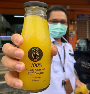 BernamaTV's tweet photo. Berpotensi menghasilkan pendapatan hingga RM80,000 bagi setiap ekar (0.4 hektar), perladangan nanas MD2 sememangnya berbaloi diteroka, dan Hasnul Amri Jamaluddin dari Johol, Negeri Sembilan antara yang sanggup meninggalkan kerjaya berpejabat dan menceburi bidang itu. https://t.co/x6FKT5S04r