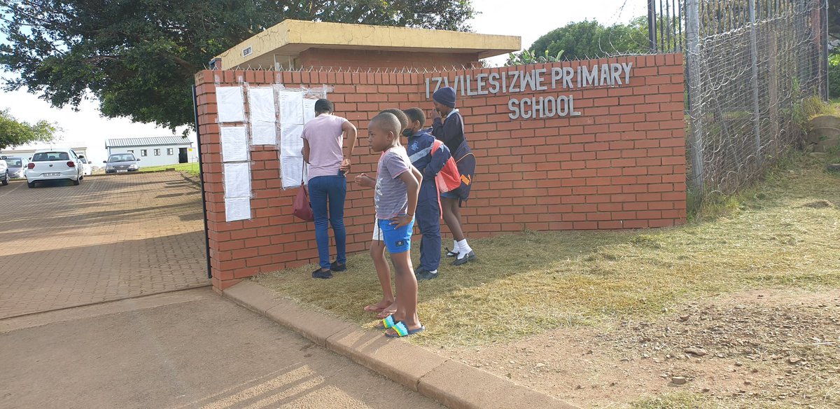 ReginahMhaule's tweet photo. Received a warm welcoming from MEC @MshenguKwazi at Izwi Lesizwe Primary School in Umgungundlovu District. We will also visit Georgetown High School, as coastal provinces resume the 2022 academic year #backtoschool @DBE_SA @GovernmentZA @DBE_KZN https://t.co/Y57FoTXny0