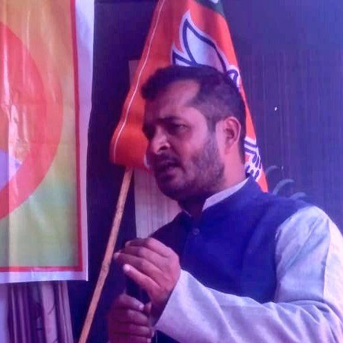 rajeshojhateam's tweet image. आंखों में वैभव के सपने,
पग में तूफानों की गति हो,
राष्ट्रभक्ति का ज्वार न रुकता,
आये जिस-जिस की हिम्मत हो।

@bjprajeshojha