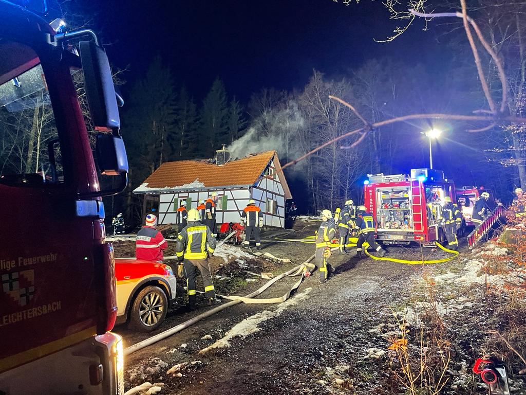 FWBadBrueckenau's tweet photo. Für die #Feuerwehr #BadBrückenau  war der Einsatz gegen 2.15 Uhr beendet. Wir unterstützen bei der Wasserversorgung. 

Foto: Feuerwehr #Oberleichtersbach

#EinsatzfürBadBrückenau #Detter #Weißenbach #Zeitlofs https://t.co/PxoMxlqHWF