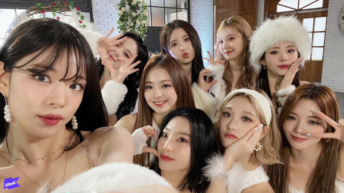from_9iz's tweet photo. @1theK #스페셜클립_프로미스나인 @realfromis_9 

이 클립을 정말 행복하게 봤습니당!! 🥰 오랜만에 다시 무대에서 F9의 모습을 보니 좋네요 ㅠㅠ 우리 지헌니! 예쁘고 귀엽당 ㅠ 이렇게 하얀 옷을 입고 천사처럼 보여줘서 고마워요! (이번에 폴라를 꼭 받고 싶어요... 한 번도 받아본 적이 없어요 *아쉽*) https://t.co/JZ63taAyrP