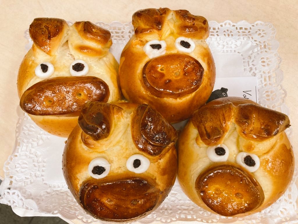 aracelibosch's tweet photo. Vaja família de Tianets des Fornet de la Soca ens ha arribat a @ElReplaIB3 🐷🐷 Fets amb magraneta i farcits de sobrassada 😋
Gràcies Tomeu i Maria José! Sort, #brouers!
#brouifasol #elreplaib3 https://t.co/5zPdGpYRaV