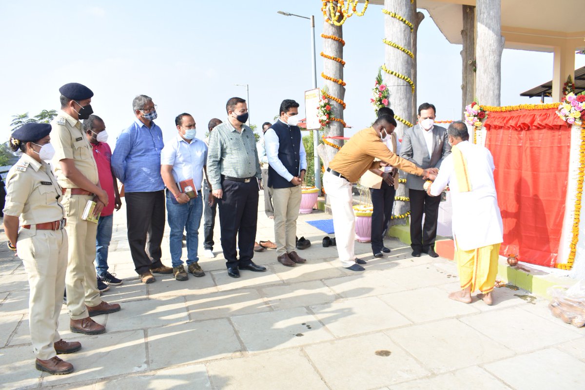 ડૉ. દિનેશકુમાર શર્મા સાહેબ PCCF &amp; HoFF, ગાંધીનગર ધ્વારા મુખ્ય વન સંરક્ષક વલસાડ વર્તુળ અને માન. ધારાસભ્યશ્રી ડાંગ ની ઉપસ્થિતીમાં “ડોન” ખાતે ઈકોટુરીઝમ પ્રવાસન સ્થળની કામગીરીનું ઉદ્ઘાટન કરવામાં આવ્યું.