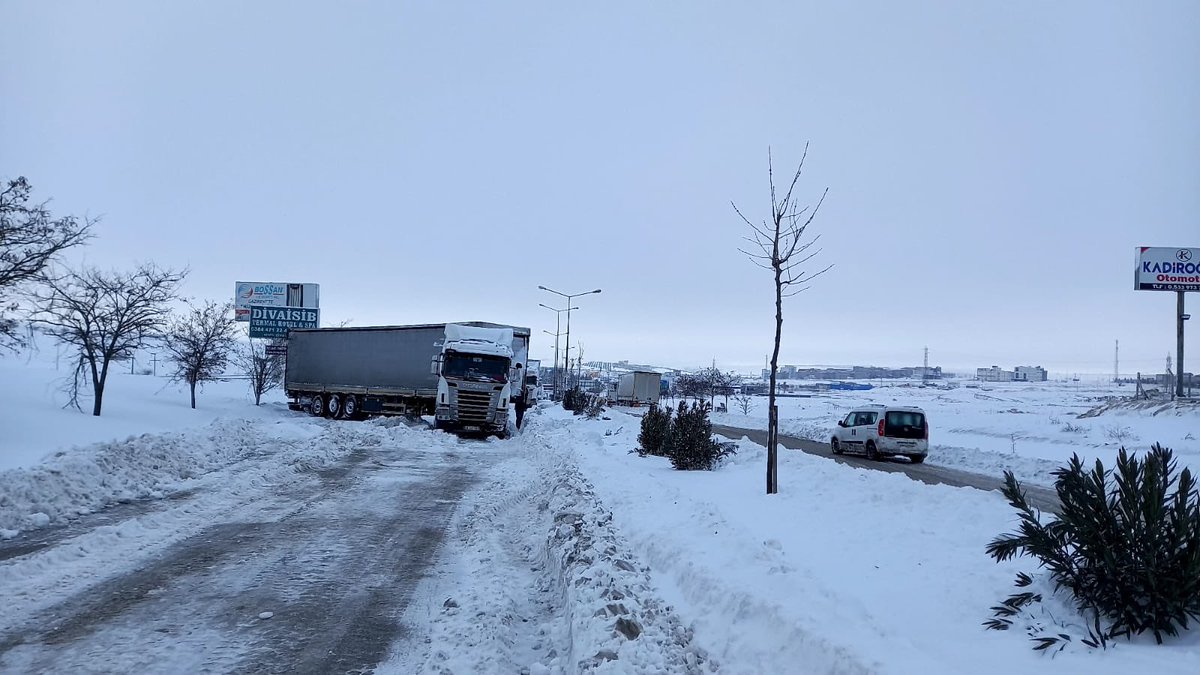 gul_davut's tweet photo. Çalışmalar neden uzun sürdü?

Yolda kalmış yüzlerce aracı Karayolları ekiplerimiz tek tek kurtarıyor…

45-50 cm kar kalınlığı ve yoğun tipi var.

Araç trafiği çok fazla ve kaza durumunda binlerce araç birikiyor.

Çalışmalar tüm hızıyla sürüyor. Çoğu gitti azı kaldı. https://t.co/I6Iqw8OPuR