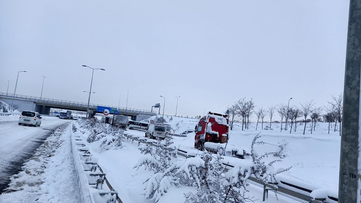 gul_davut's tweet photo. Çalışmalar neden uzun sürdü?

Yolda kalmış yüzlerce aracı Karayolları ekiplerimiz tek tek kurtarıyor…

45-50 cm kar kalınlığı ve yoğun tipi var.

Araç trafiği çok fazla ve kaza durumunda binlerce araç birikiyor.

Çalışmalar tüm hızıyla sürüyor. Çoğu gitti azı kaldı. https://t.co/I6Iqw8OPuR