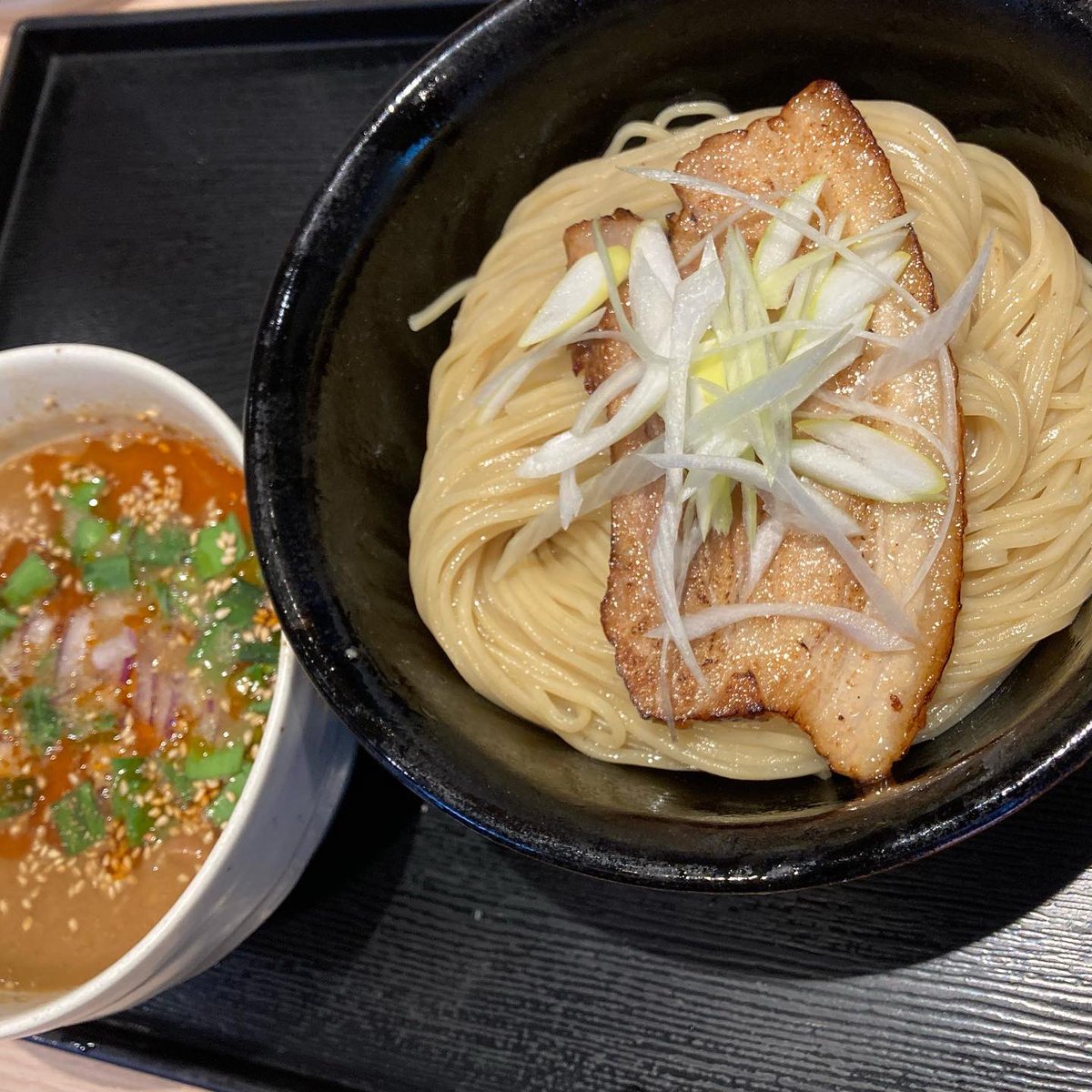 1月の水曜限定 味噌細つけ麺(麺屋一燈) 本日より昼夜各10食の限定を逃さず… なめらか細麺がピリ辛な味噌つけ汁と絡んで超旨い！クーポンの煮豚も加えて大満足… 中盤から麺を混ぜると(以下ネタバ