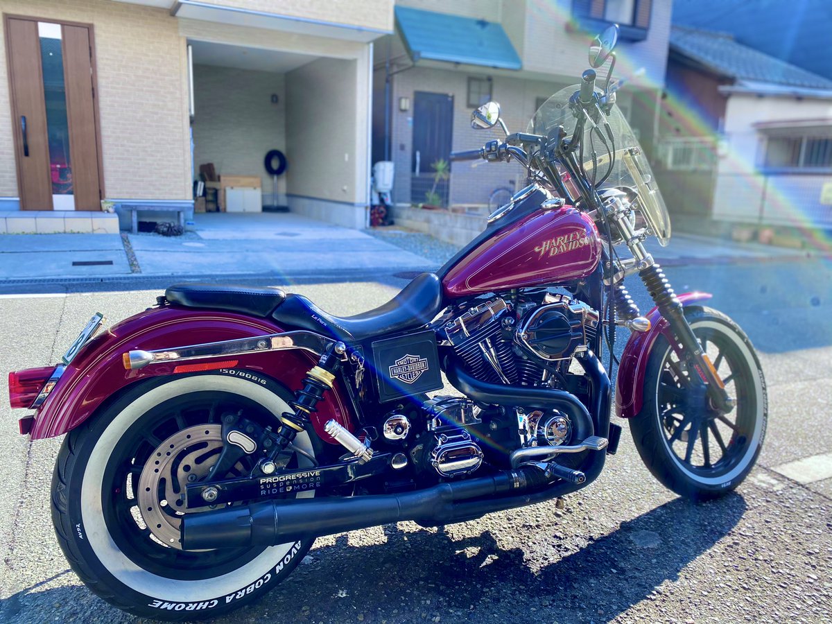 kane_riders's tweet photo. ハーレーに念願のサンダンスTraktecリアサスを装着!ホワイトウォールがギリギリ隠れないラインをエンドアイで微調節。狙い通りのラインに!
ショートストロークやから少し硬めやけどセッティングでいい感じに。とにかく安定して曲がるようになった!
#Sundance×KYB
#traktec
#FXDL1450 https://t.co/kYdEpTU35H