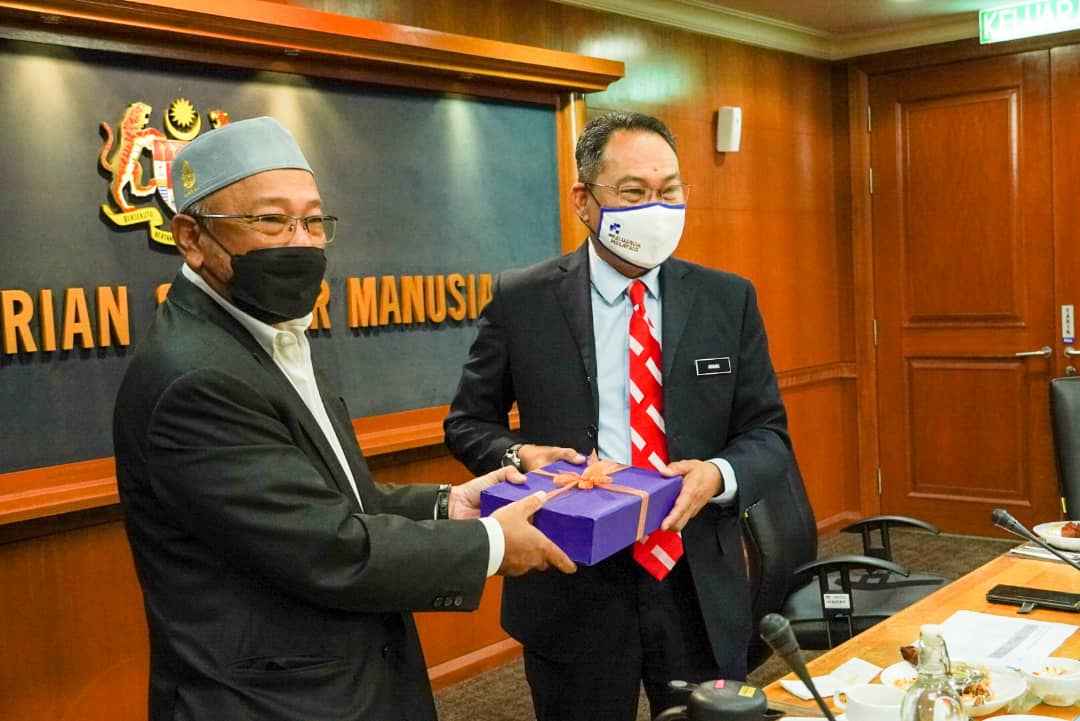 AwangHashim2's tweet photo. Hari ini, saya menerima kunjungan daripada jawatankuasa dan wakil-wakil Persekutuan Pusat Bertauliah JPK - Federation of JPK Accredited Centers Malaysia (FEMAC).
#FEMAC #JPK #TVET #MyKSM https://t.co/SvYvrtG0sc