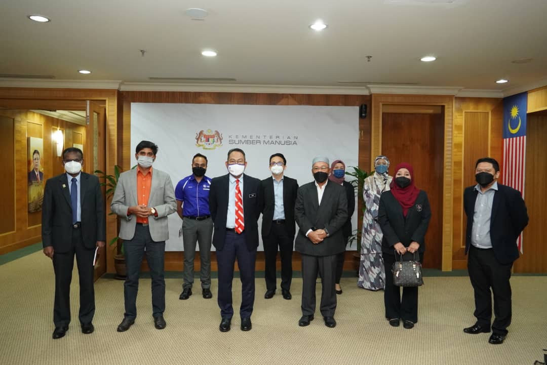 AwangHashim2's tweet photo. Hari ini, saya menerima kunjungan daripada jawatankuasa dan wakil-wakil Persekutuan Pusat Bertauliah JPK - Federation of JPK Accredited Centers Malaysia (FEMAC).
#FEMAC #JPK #TVET #MyKSM https://t.co/SvYvrtG0sc