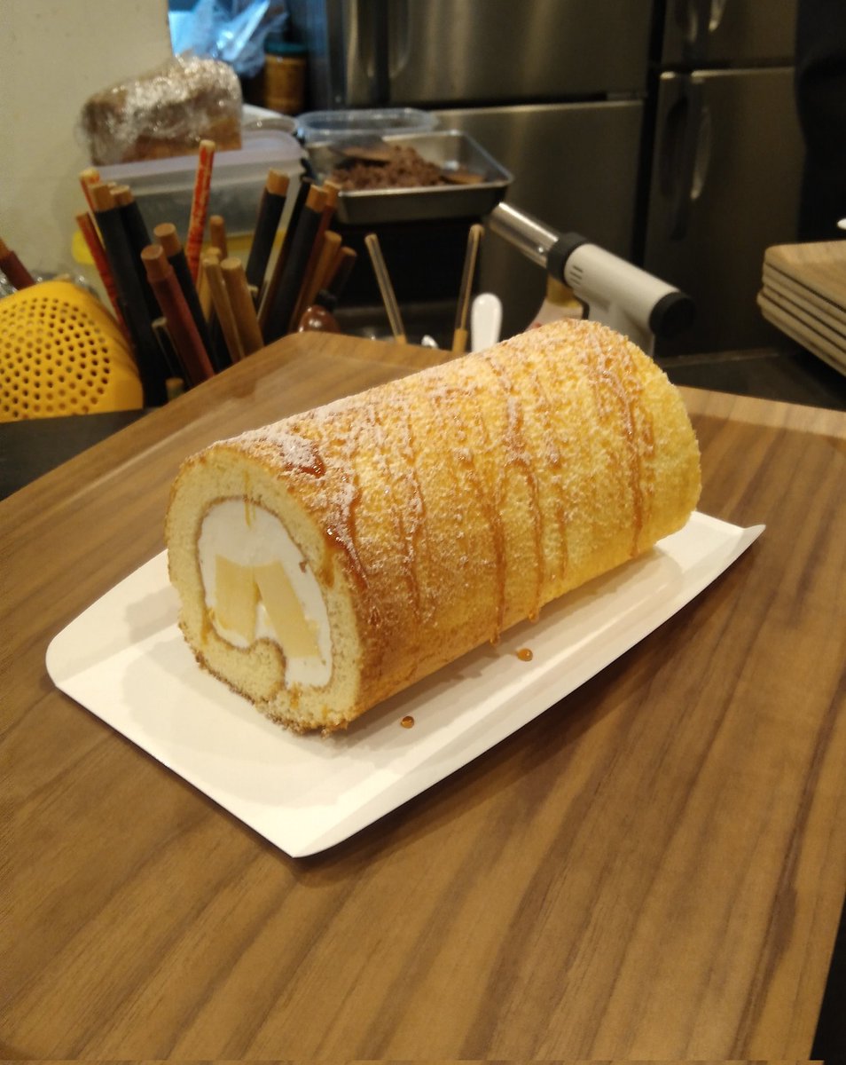 zumichans's tweet photo. ヨレヨレと神保町『Atacu Cafe』にプリンロールを取りにいく。香ばしいカラメルの香りがぐっど👍
そしてまだケガが完治してなくて包丁が握れないワシ。頂きもののホウボウを泣きついて捌いてもらう。
「カフェに魚持ち込む客は初めて by 安宅」…いつもすまん🙇
#神保町カフェ
#Atacucafe
#プリン https://t.co/5asXBhS0ug