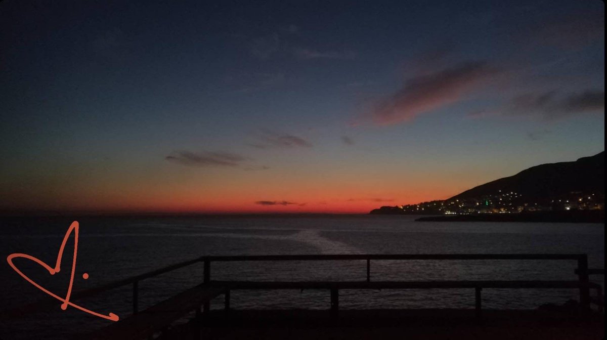 Gözlerimiz saniyelik buluşmalarda sevişen, konuşmadan da çok şey anlatan iki çift gözden ibaretti. Bunu bildiğimden gözlerimi kaçırdım, artık gözlerimle değil kelimelerimle anlatmak istiyordum. Kafamı arkaya yasladım gözlerimi kapattım.

bit.ly/33wAKfE