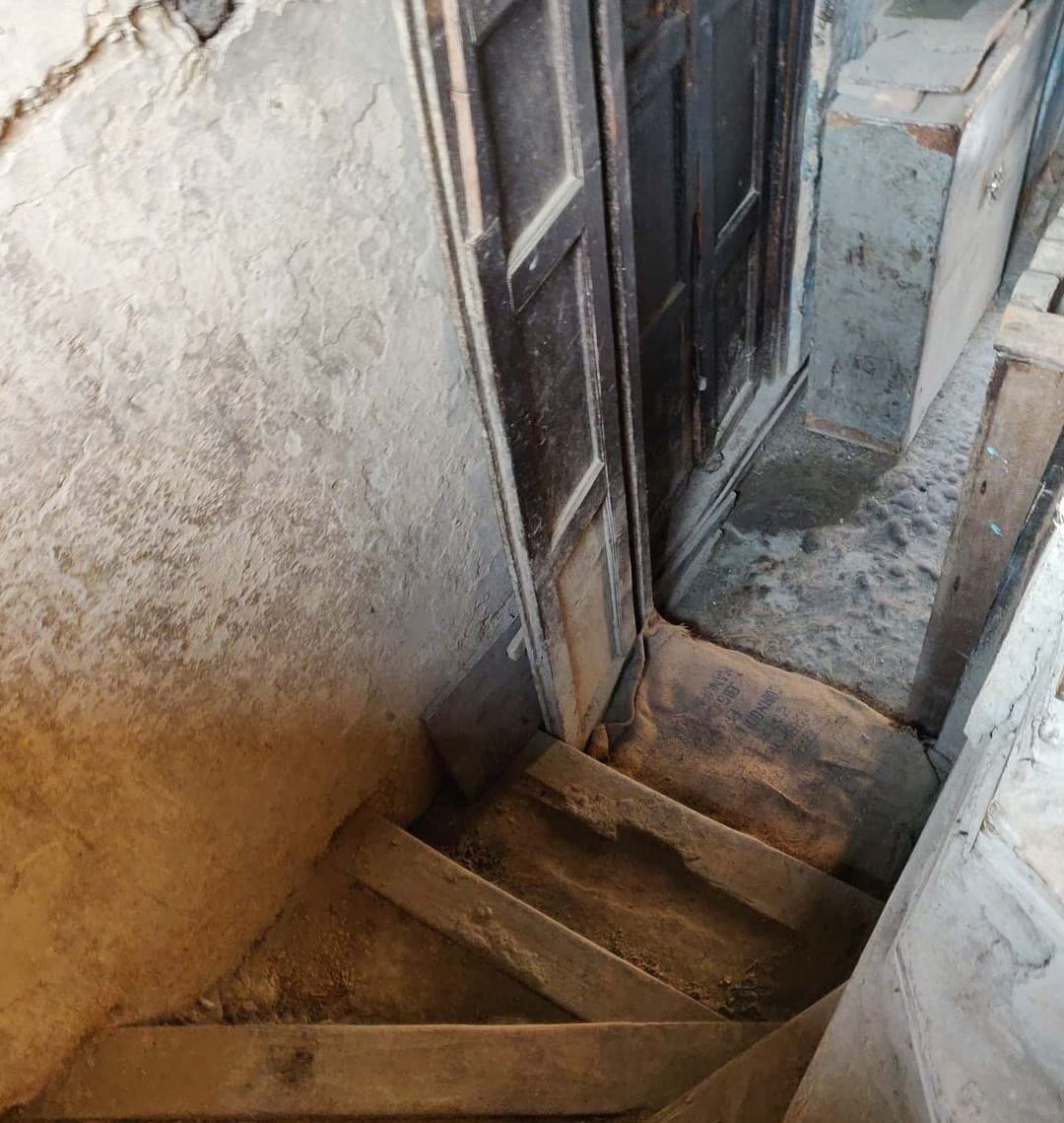 Rolee_Kachru's tweet photo. Once upon a time in Kashmir, this was our home in Rainawari. Written on these broken walls is a tragedy that should never be forgotten. #KashmiriPanditExodus 19.1.1990 https://t.co/1JEmnxjkMp