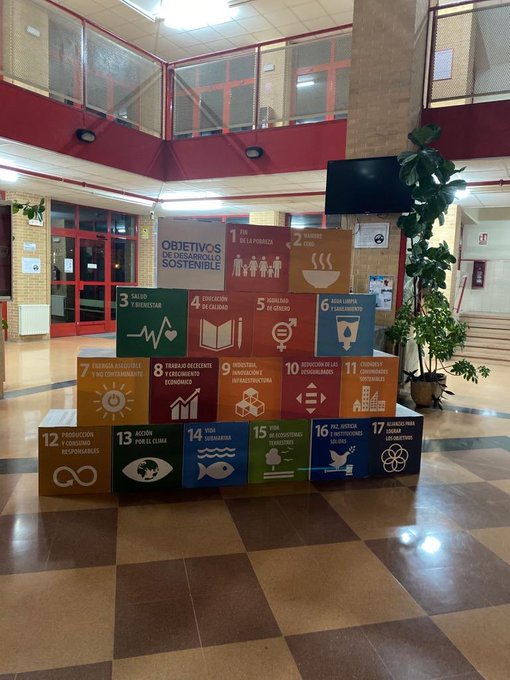 UNICEFCyL's tweet photo. Nuestra expo sobre la #Agenda2030 recorre estos días el @IesArca. ¿Y tu, sabes cuáles son los 17 objetivos de desarrollo sostenible? https://t.co/L5mozg9K44