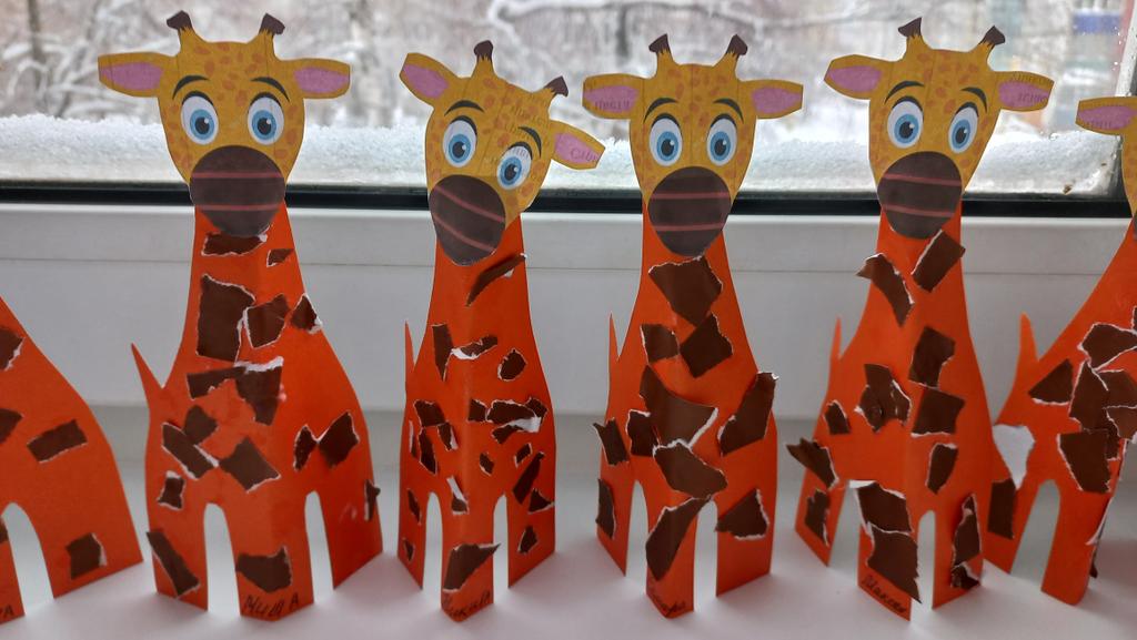 В жаркой Африке гуляет,
Длинной шеей удивляет,
Сам высокий, будто шкаф,
Жёлтый,  в пятнышках,  жираф.