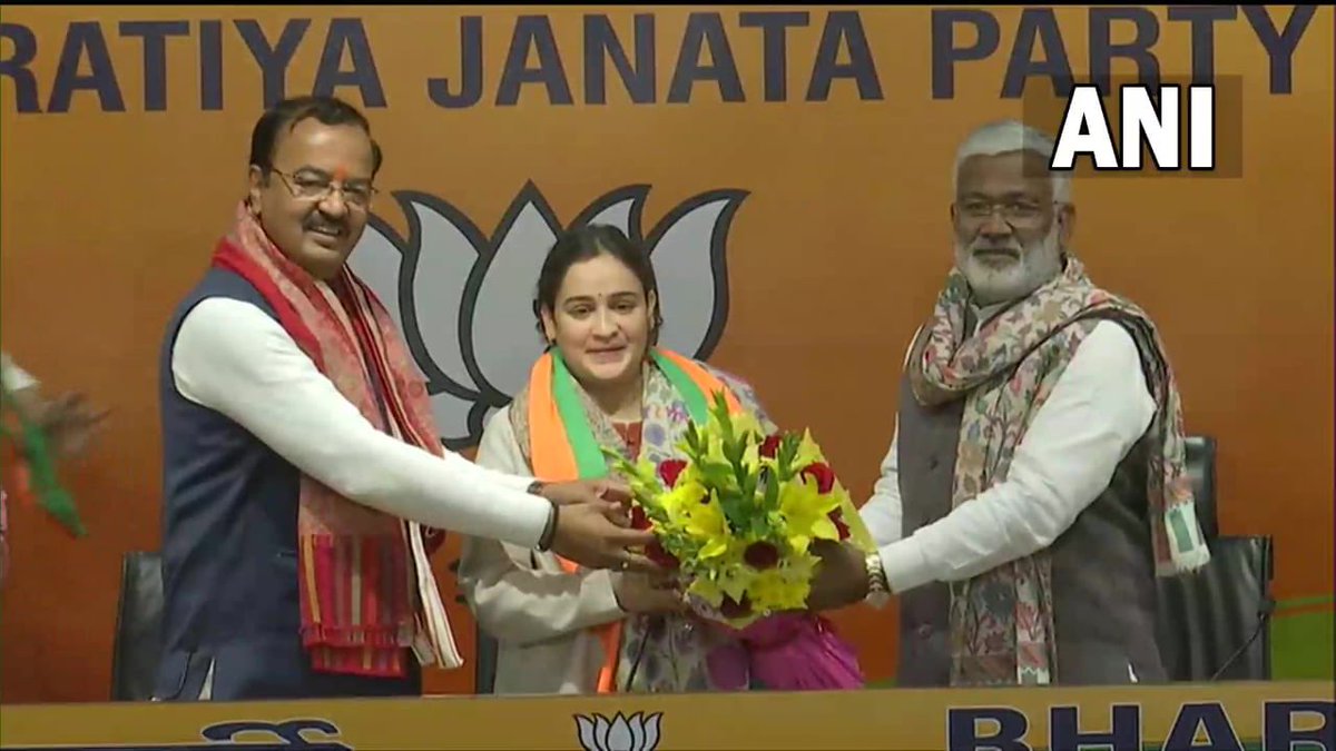 UP mei elections aya aur Akhilesh Yadav ka parivaar phir ek baar tuta. 
Aparna Yadav daughter in law of Mulayam Yadav joins BJP today. #UPElections2022
 #AparnaYadav